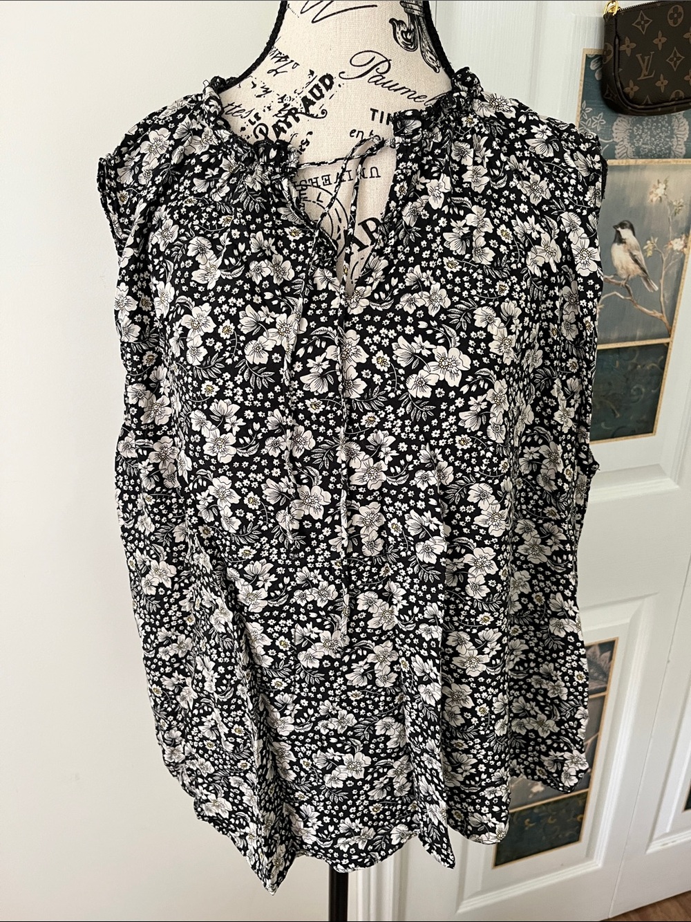 😃Workshop Republic Clothing Black & White Floral Tie-Neck Sleeveless Blouse
